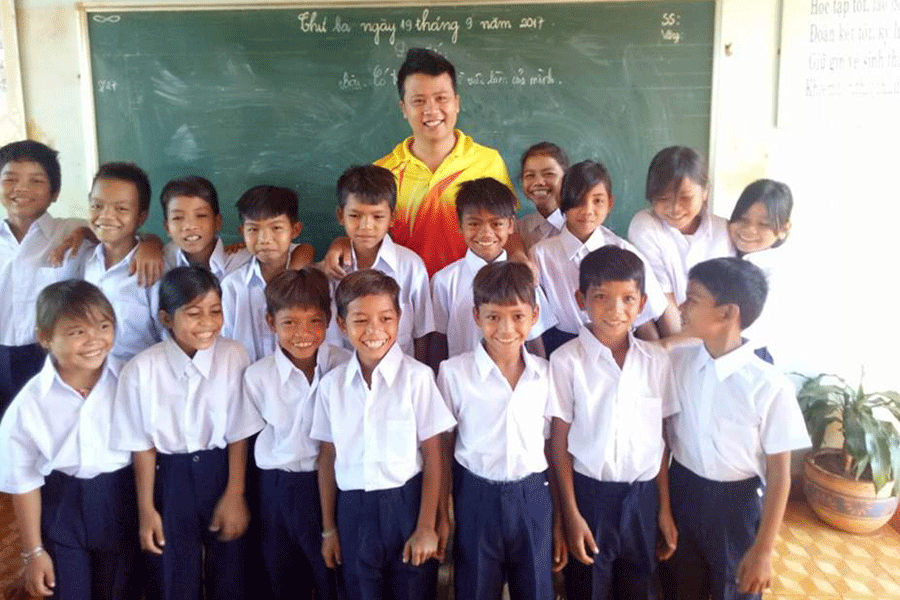 Thầy giáo Nguyễn Đắc Kiên Bình và học trò. Ảnh: L.H