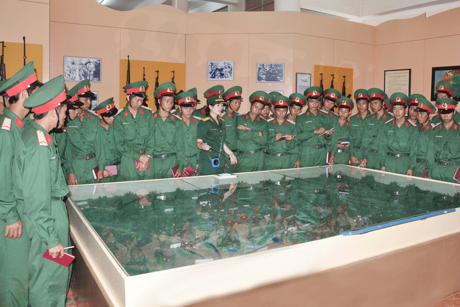 Tham quan nhà truyền thống, bảo tàng là dịp để nâng cao bản lĩnh chính trị cho bộ đội. Ảnh: V.H