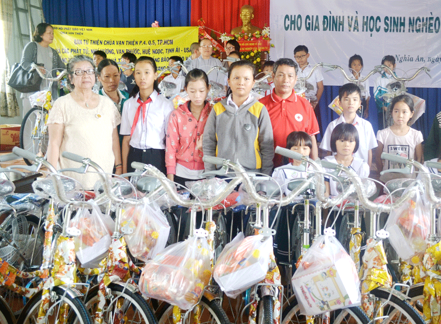 Trao tặng xe đạp cho 18 em học sinh có hoàn cảnh khó khăn đạt thành tích học tập xuất sắc tại huyện Kbang. Ảnh: L.H Trao tặng xe đạp cho 18 em học sinh có hoàn cảnh khó khăn đạt thành tích học tập xuất sắc tại huyện Kbang. Ảnh: L.H