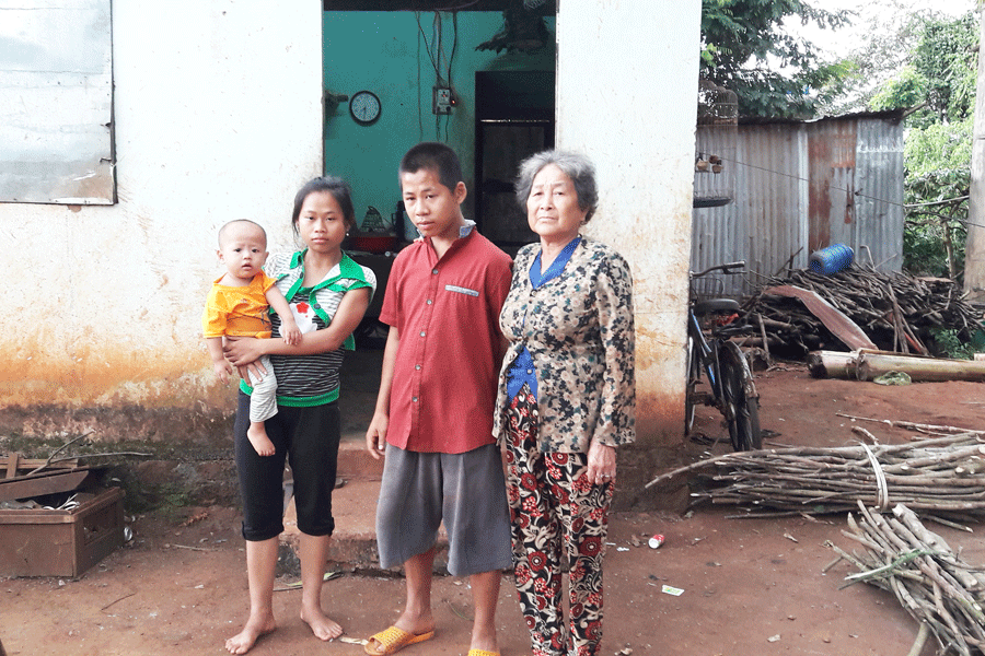 Bà Hạnh và 3 đứa cháu. Ảnh: Đ.Y