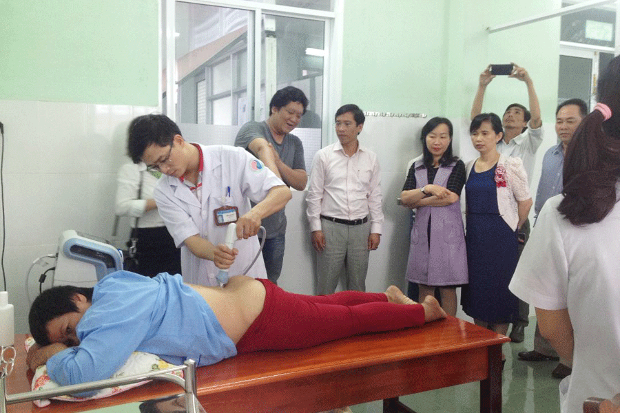 Bác sĩ Thiều Vĩnh Huy thao tác máy BTL 6000 điều trị cho bệnh nhân. Ảnh: S.C Bác sĩ Thiều Vĩnh Huy thao tác máy BTL 6000 điều trị cho bệnh nhân. Ảnh: S.C