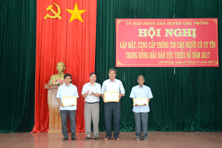 Huyện Chư Prông khen thưởng người có uy tín tiêu biểu. Ảnh: V.H Huyện Chư Prông khen thưởng người có uy tín tiêu biểu. Ảnh: V.H