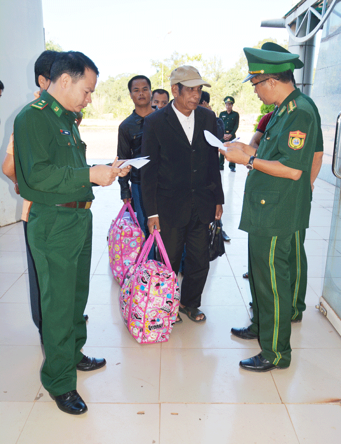 Tiếp nhận những người vượt biên qua Campuchia trở về nước. Ảnh: L.A Tiếp nhận những người vượt biên qua Campuchia trở về nước. Ảnh: L.A