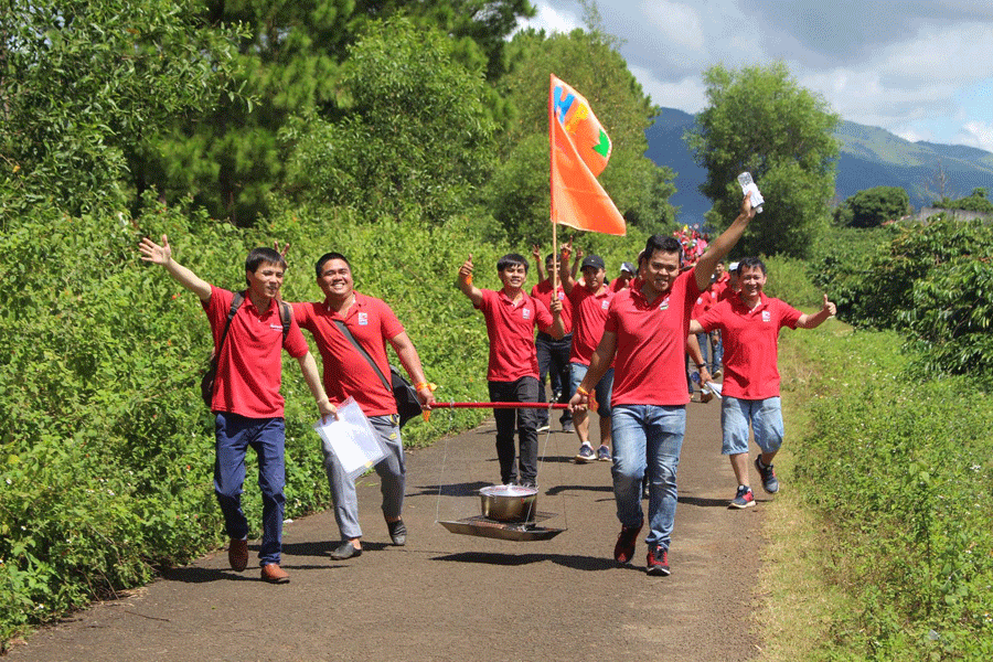 Du khách tham gia tour team building hào hứng với thử thách vừa đi bộ 8 km qua những danh thắng của Gia Lai, vừa nấu cơm. Ảnh: Ngọc Đường