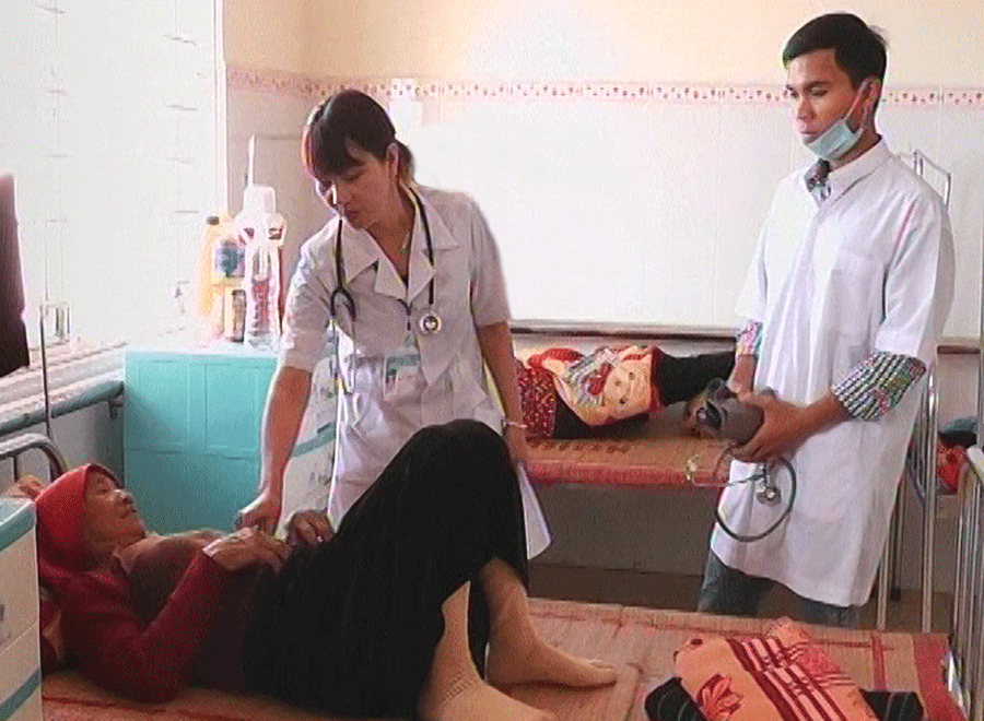 Điều trị cho bệnh nhân sốt xuất huyết tại Trung tâm Y tế huyện Chư Pưh. Ảnh: L.T Điều trị cho bệnh nhân sốt xuất huyết tại Trung tâm Y tế huyện Chư Pưh. Ảnh: L.T