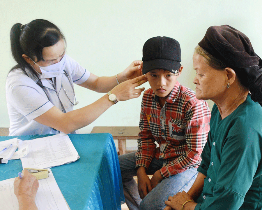 Bác sĩ Phòng khám Đa khoa khu vực Ia Lâu khám bệnh cho người dân. Ảnh: H.S Bác sĩ Phòng khám Đa khoa khu vực Ia Lâu khám bệnh cho người dân. Ảnh: H.S