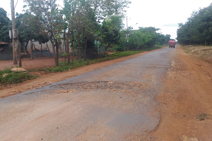 Nhiều đoạn đường hư hỏng nặng, xuất hiện nhiều ổ gà giữa đường làm cảng trở việc qua lại của người dân. Ảnh: A.N