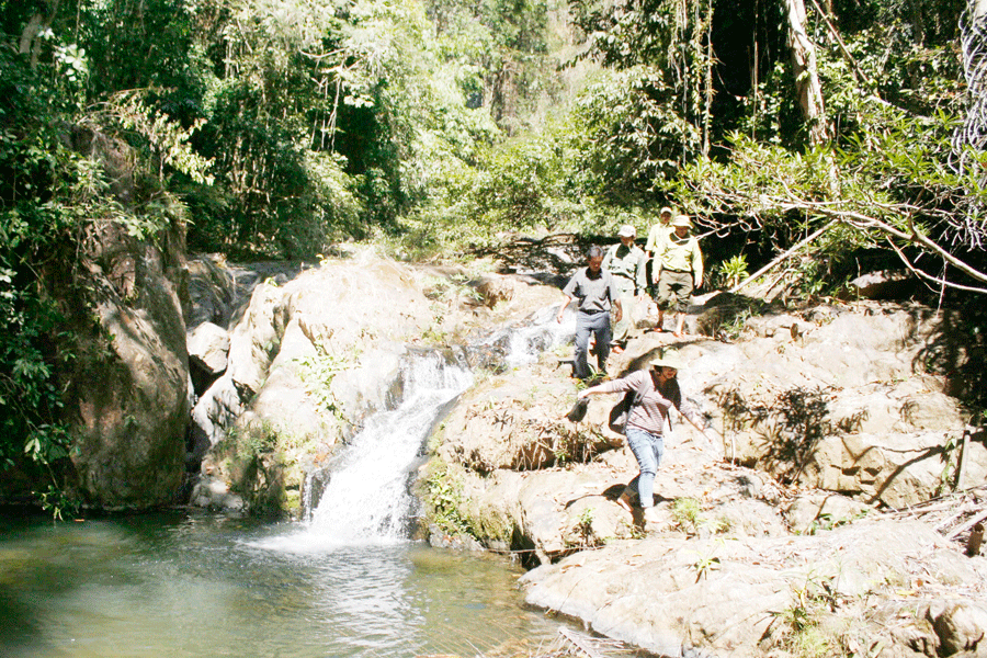 Nhiều thành viên trong đoàn trầm trồ khi đến thác 7 tầng. Ảnh: H.Đ