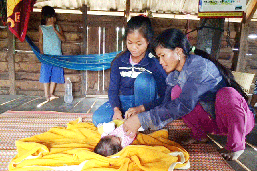 Mọi công việc chăm sóc con của em Đinh Huyn đều nhờ vào tay mẹ đẻ. Ảnh: N.L Mọi công việc chăm sóc con của em Đinh Huyn đều nhờ vào tay mẹ đẻ. Ảnh: N.L