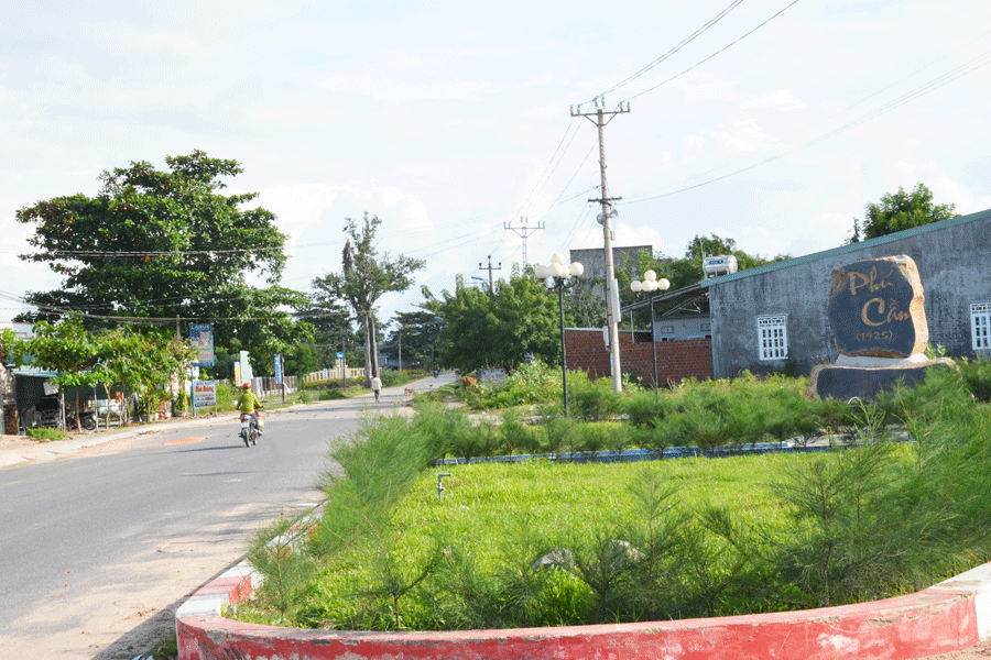 Đường về xã Phú Cần. Ảnh: V.H Đường về xã Phú Cần. Ảnh: V.H