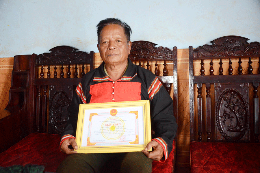 Già làng Rơ Mah Chuin vừa được huyện Chư Prông khen thưởng là một trong những người có uy tín tiêu biểu trong đồng bào dân tộc thiểu số. Ảnh: T.T Già làng Rơ Mah Chuin vừa được huyện Chư Prông khen thưởng là một trong những người có uy tín tiêu biểu trong đồng bào dân tộc thiểu số. Ảnh: T.T