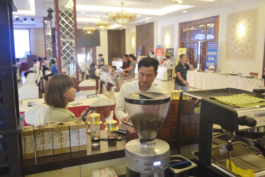 Cà phê rang xay bằng máy đang được thị trường ưa chuộng. Ảnh: L.L Cà phê rang xay bằng máy đang được thị trường ưa chuộng. Ảnh: L.L