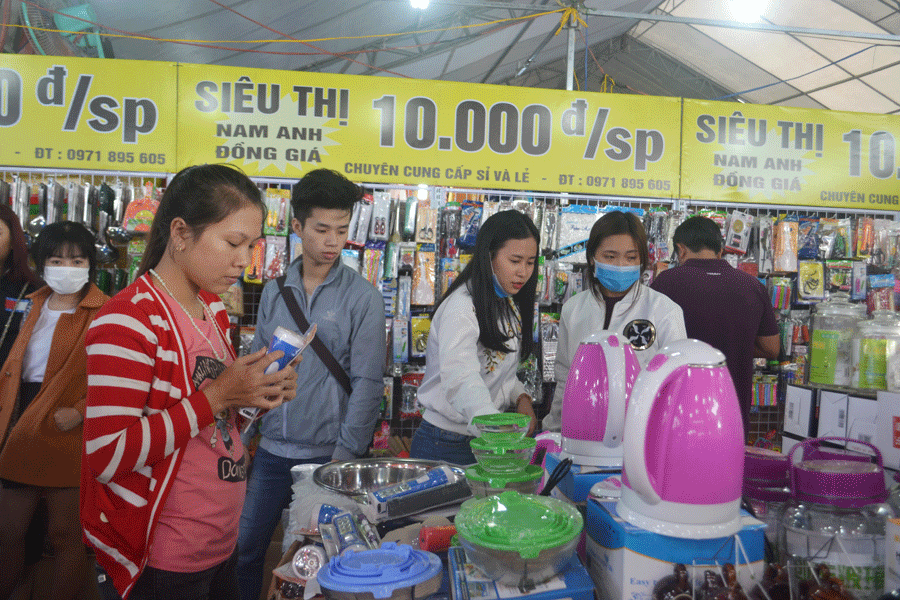 Nhiều sản phẩm của các doanh nghiệp TP. Hồ Chí Minh được khách hàng Gia Lai quan tâm. Ảnh: L.L