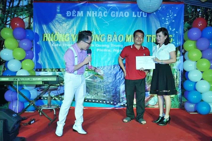 Đêm nhạc “Hướng về đồng bào miền Trung”. Ảnh: N.N Đêm nhạc “Hướng về đồng bào miền Trung”. Ảnh: N.N