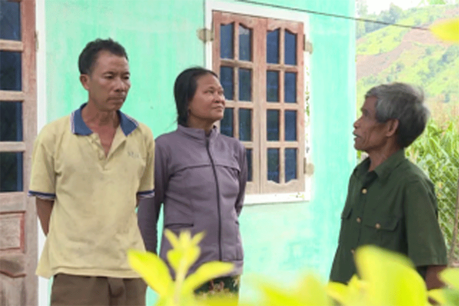 Ông Đinh Yem (phải) trò chuyện với người dân trong làng. Ảnh: Đ.B