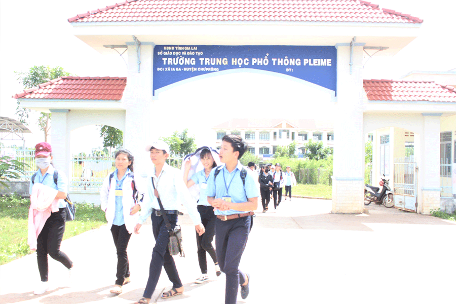 Học sinh Trường THPT Plei Me giờ tan học. Ảnh: N.G Học sinh Trường THPT Plei Me giờ tan học. Ảnh: N.G