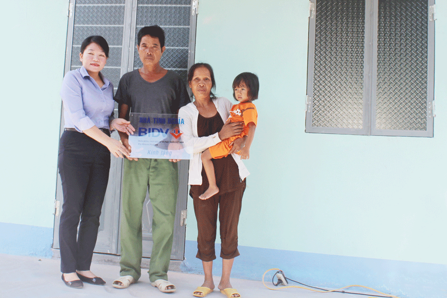 Chủ trương hỗ trợ kinh phí xóa nhà tạm bợ, dột nát cho hộ nghèo của BIDV Phố Núi đã phần nào giúp họ yên tâm phát triển kinh tế, ổn định cuộc sống. Ảnh: V.T