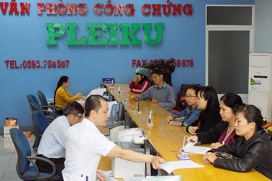 Khách hàng giao dịch tại Văn phòng công chứng Pleiku. Ảnh: T.N