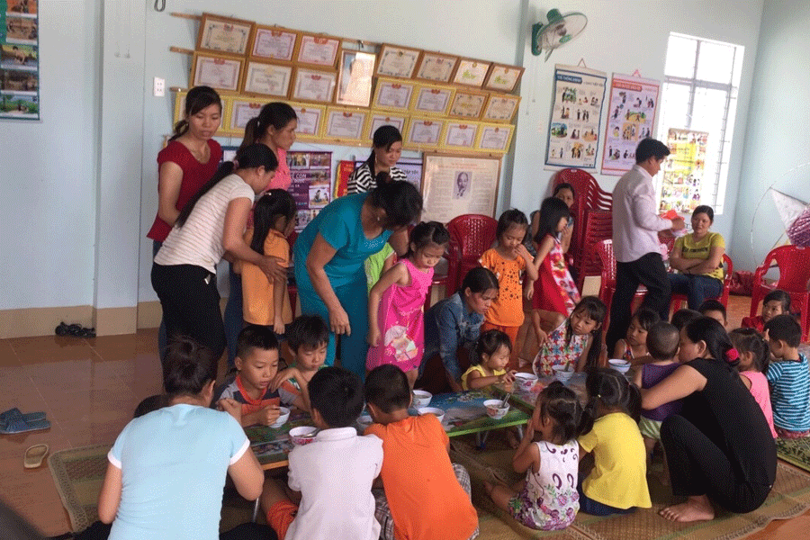 Các bà mẹ đã biết nấu những bữa ăn đủ dinh dưỡng cho trẻ sau khi tham gia lớp truyền thông về dinh dưỡng. Ảnh: M.C Các bà mẹ đã biết nấu những bữa ăn đủ dinh dưỡng cho trẻ sau khi tham gia lớp truyền thông về dinh dưỡng. Ảnh: M.C