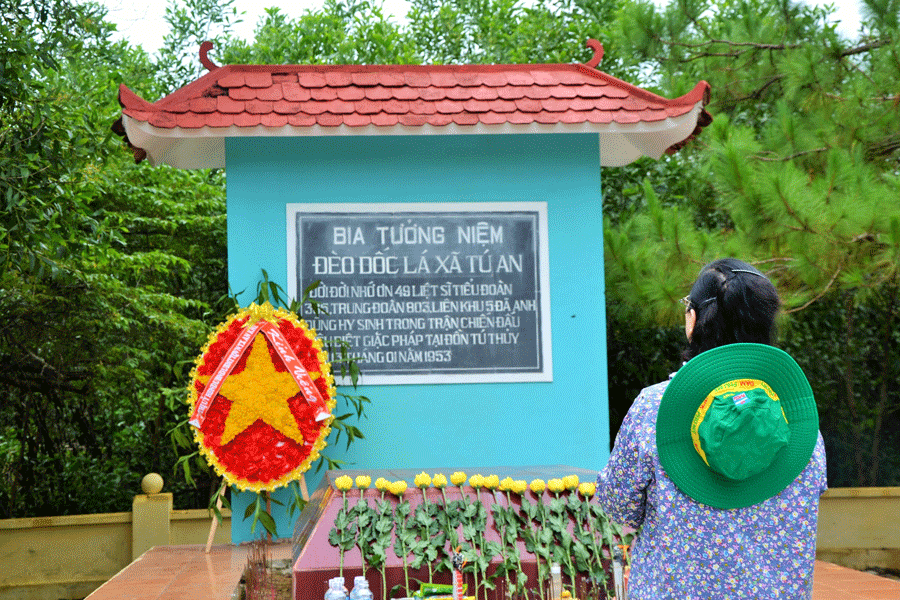 Bia tưởng niệm đèo Dốc Lá, xã Tú An. Ảnh: B.H