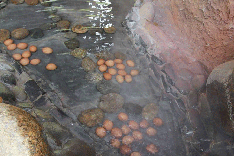 Luột trứng trên núi Thần Tài.