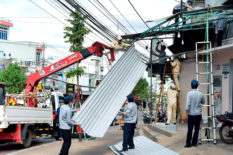 Lực lượng chức năng TP. Pleiku ra quân xử lý việc lấn chiếm lòng đường, vỉa hè. Ảnh: Đ.T Lực lượng chức năng TP. Pleiku ra quân xử lý việc lấn chiếm lòng đường, vỉa hè. Ảnh: Đ.T