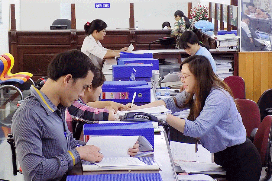 Giao dịch thủ tục hành chính tại Kho bạc Nhà nước tỉnh Gia Lai. Ảnh: T.N