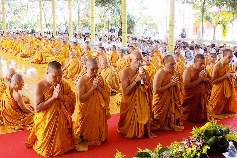 Tăng ni và phật tử trong phần nghi lễ cầu nguyện hòa bình, quốc thái, dân an. Ảnh: T.N Tăng ni và phật tử trong phần nghi lễ cầu nguyện hòa bình, quốc thái, dân an. Ảnh: T.N