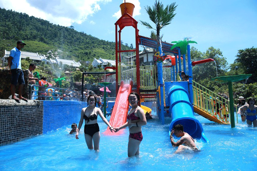 Trượt thác trên núi Thần Tài.