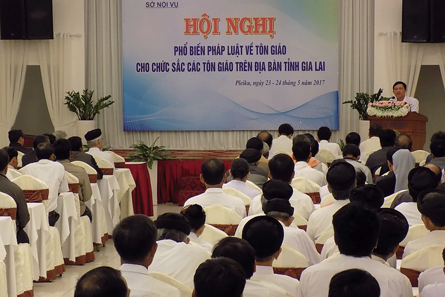 Phổ biến kiến thức pháp luật cho chức sắc các tôn giáo. Ảnh: T.N Phổ biến kiến thức pháp luật cho chức sắc các tôn giáo. Ảnh: T.N