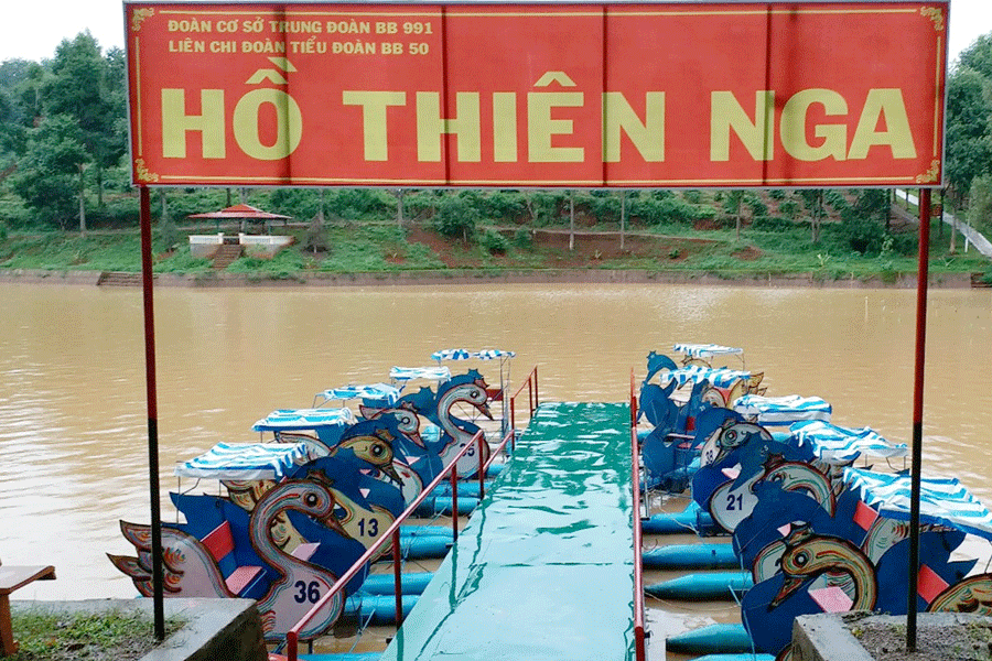 Những chiếc thuyền đạp vịt được xếp ngay ngắn bên bờ hồ. Ảnh: A.H Những chiếc thuyền đạp vịt được xếp ngay ngắn bên bờ hồ. Ảnh: A.H