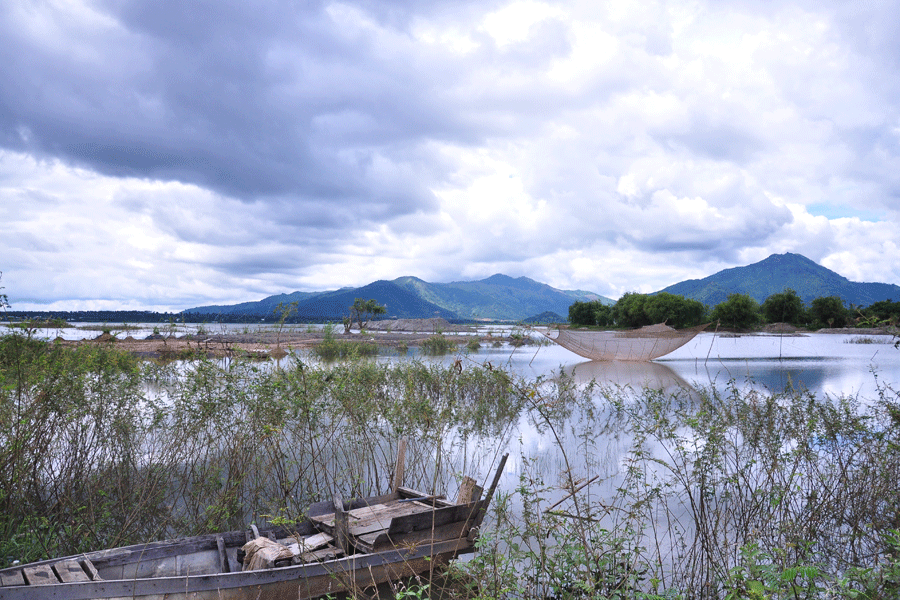 Con đò biếng lười trên mặt nước sát chân dãy Chư Nâm. Ảnh: L.H Con đò biếng lười trên mặt nước sát chân dãy Chư Nâm. Ảnh: L.H