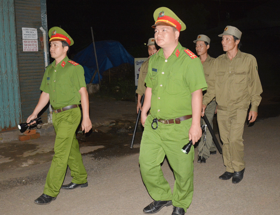 Anh Hoàng Minh Ngọc (người ngoài cùng, phía sau) tham gia tuần tra đêm cùng Công an phường Thắng Lợi, TP. Pleiku. Ảnh: L.A Anh Hoàng Minh Ngọc (người ngoài cùng, phía sau) tham gia tuần tra đêm cùng Công an phường Thắng Lợi, TP. Pleiku. Ảnh: L.A