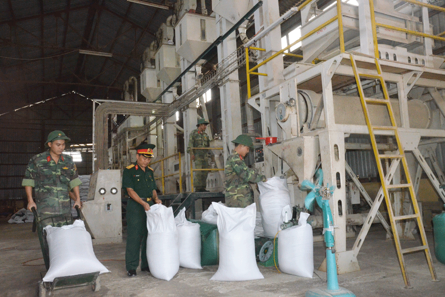 Quân đoàn 3 đã đầu tư lắp đặt máy xay xát gạo để tiết kiệm chi phí. Ảnh: V.H Quân đoàn 3 đã đầu tư lắp đặt máy xay xát gạo để tiết kiệm chi phí. Ảnh: V.H