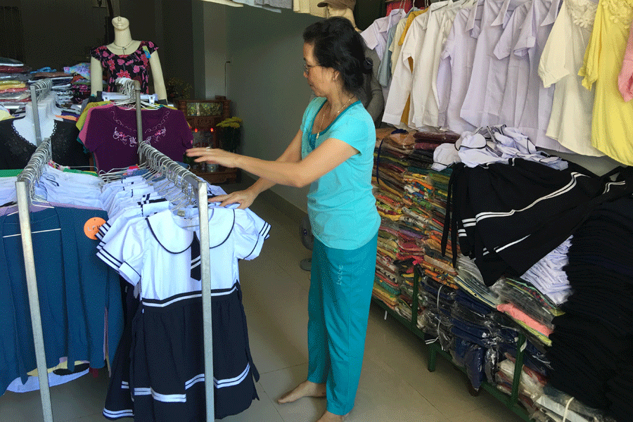 Đồng phục học sinh cháy hàng trước mùa tựu trường. Ảnh: N.B