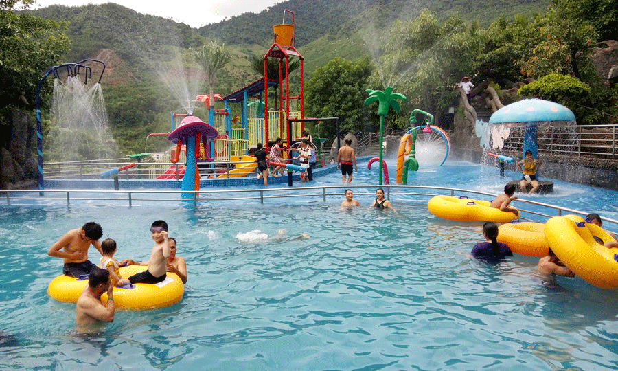 Tắm suối Thần Tài.