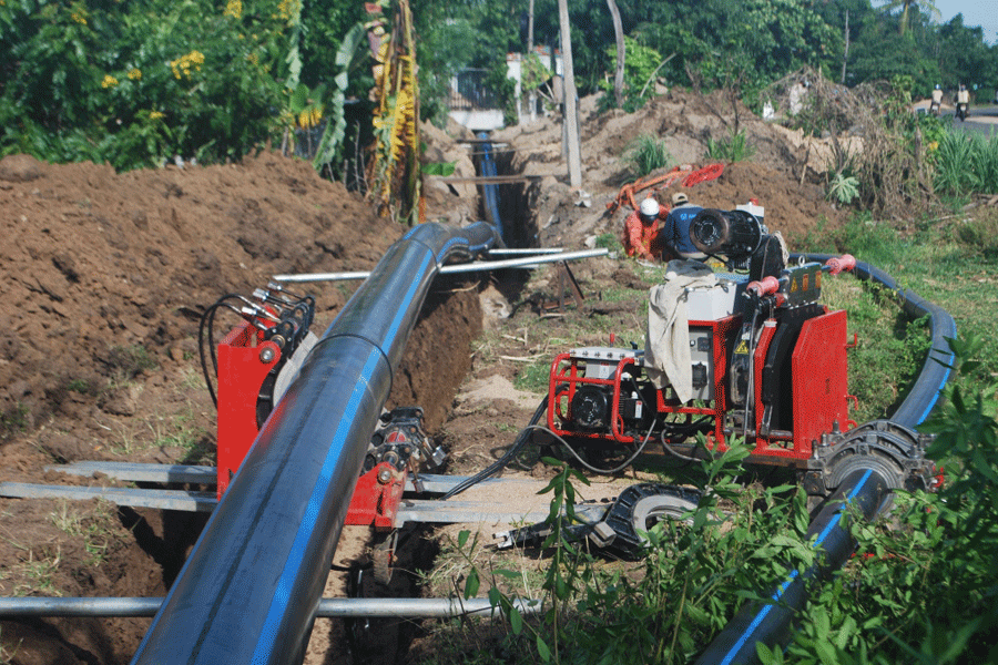 Đấu nối đường ống dẫn nước chính. Ảnh: N.T Đấu nối đường ống dẫn nước chính. Ảnh: N.T