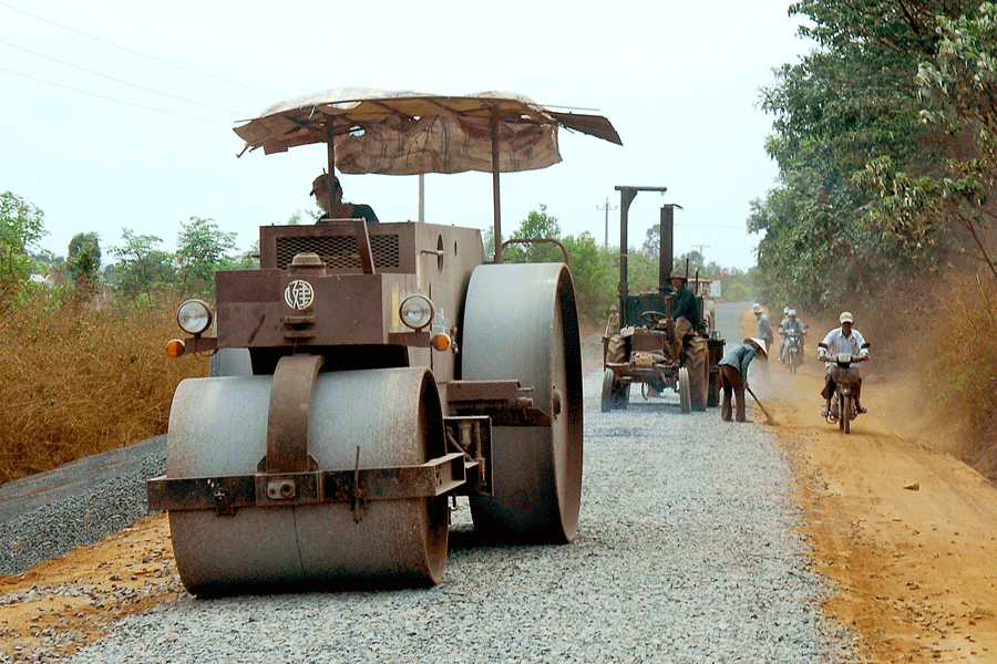 Làm đường giao thông vào xã Ia Pết, huyện Đak Đoa. Ảnh: Đ.T