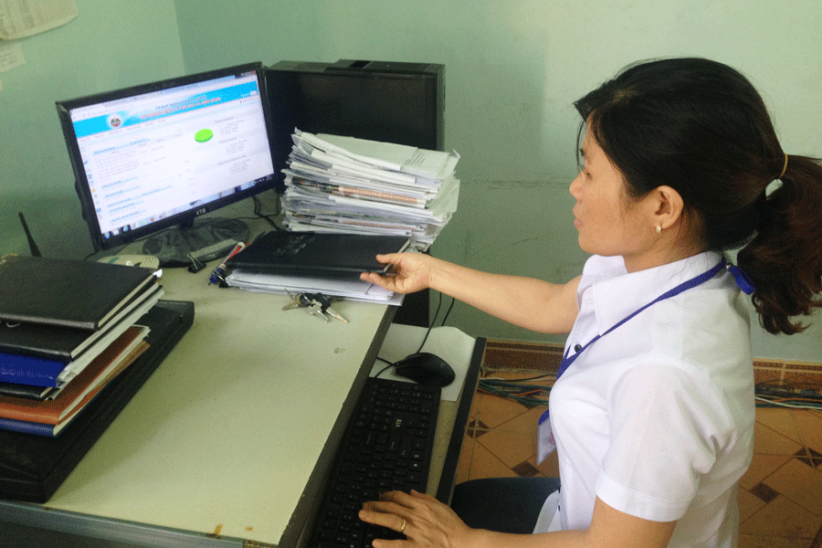 Bà Nguyễn Thị Thảo-cán bộ Văn phòng xã Ia Ma Rơn đang xử lý văn bản trên hệ thống. Ảnh: M.L