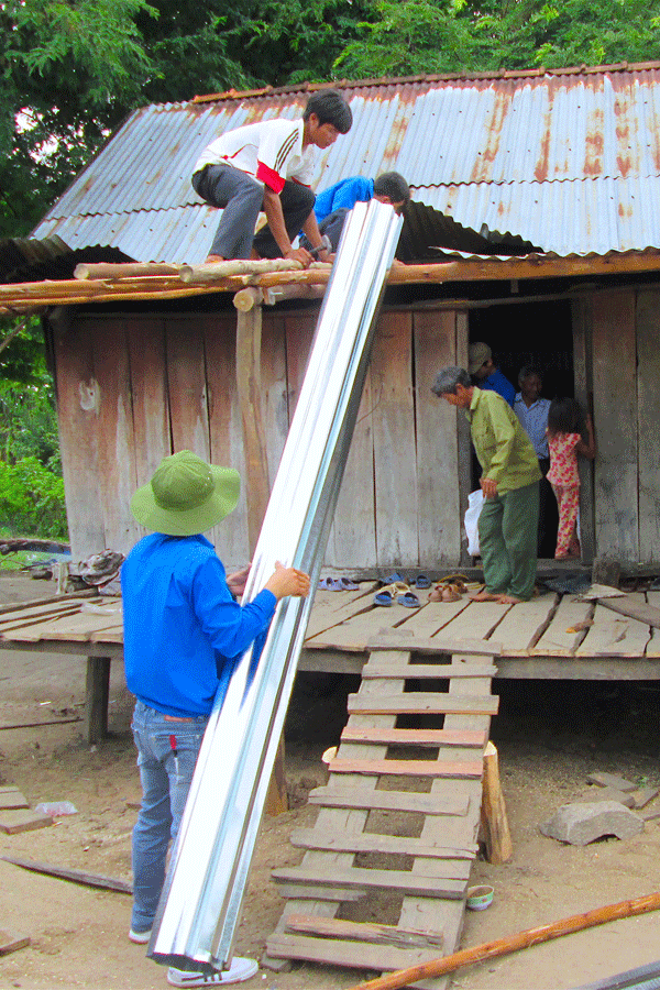 Đoàn viên thanh niên hỗ trợ người dân sửa chữa nhà ở. Ảnh: H.T Đoàn viên thanh niên hỗ trợ người dân sửa chữa nhà ở. Ảnh: H.T