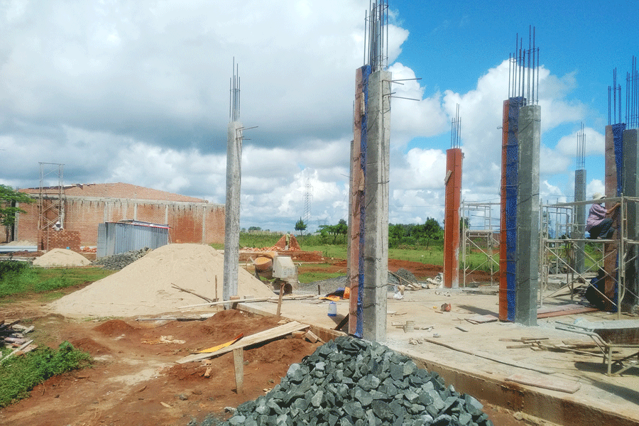 Nhiều hộ dân xây dựng nhà trên tuyến đường mới tại xã Diên Phú. Ảnh: Q.H