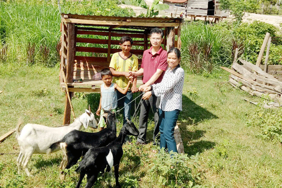 Hỗ trợ dê giống cho hộ nghèo. Ảnh: N.Đ