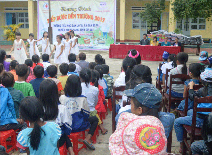 Các em học sinh biểu diễn văn nghệ tại chương trình. Ảnh: Đ.Y Các em học sinh biểu diễn văn nghệ tại chương trình. Ảnh: Đ.Y