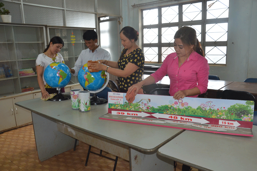 Giáo viên Trường Tiểu học Nguyễn Thị Minh Khai chuẩn bị đồ dùng dạy học. Ảnh: T.T