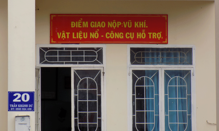 Công an phường Diên Hồng TP. Pleiku lập điểm giao nộp vũ khí, vật liệu nổ. Ảnh: T.N