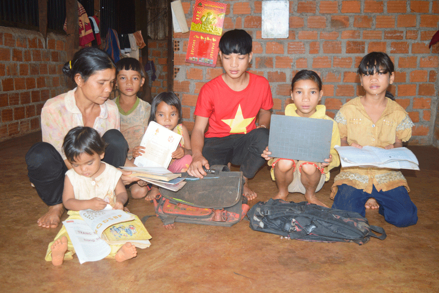 Gia đình ông Thưng-bà Nưng lo lắng khi các con chuẩn bị bước vào năm học mới. Ảnh: Đ.Y