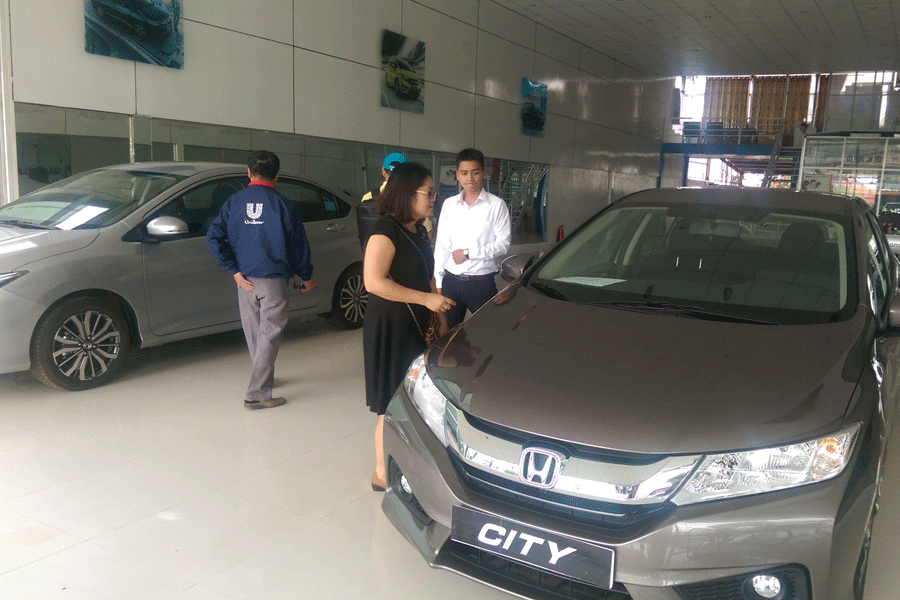 Khách hàng tìm hiểu về các dòng xe Honda. Ảnh: L.L