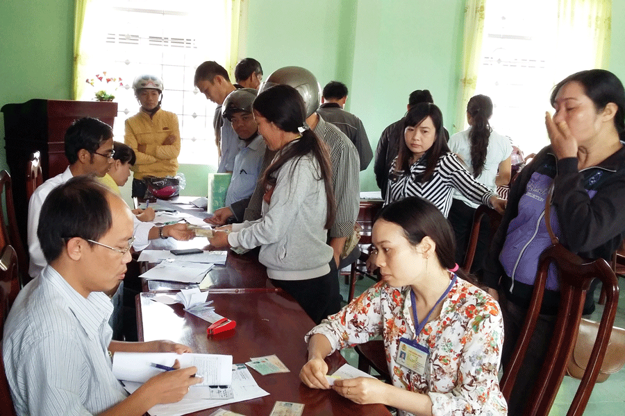 Việc cấp đổi GPLX được triển khai đến các huyện và có thể thông qua bưu điện địa phương. Ảnh: D.Q