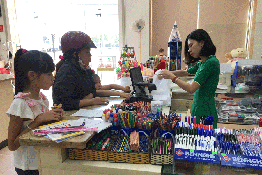 Phụ huynh mua đồ dùng học tập cho con em tại Nhà sách Thanh Niên. Ảnh: H.D