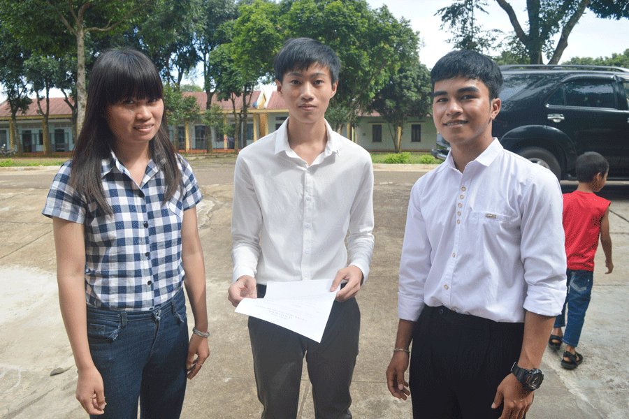 Các em Khó, Tú, H’Triu (từ phải sang) nhiều năm nỗ lực vượt lên số phận học tập tốt, trúng tuyển vào đại học. Ảnh: Đ.Y